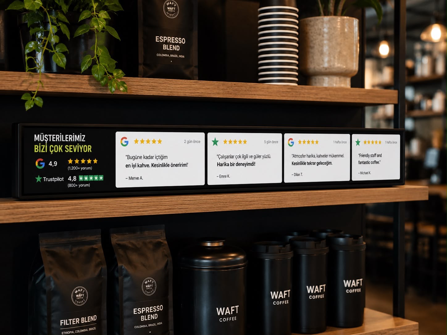 Kafe rafında Google ve Trustpilot müşteri yorumlarını canlı gösteren ince dijital stretch ekran